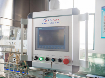 Автоматическая отслеживающая укупорочная машина с двумя головками